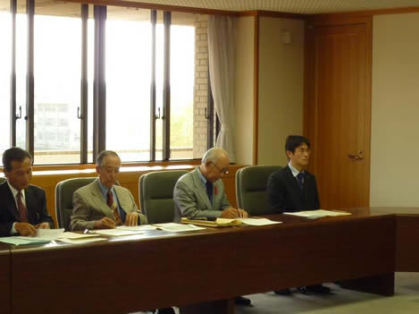 山下市長をはじめ熱心に説明を聞く視察参加者