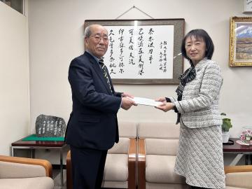 スポーツ推進審議会会長から、教育長に答申を手渡す様子