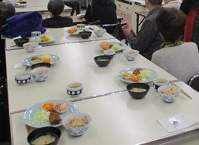みんなでお食事の画像