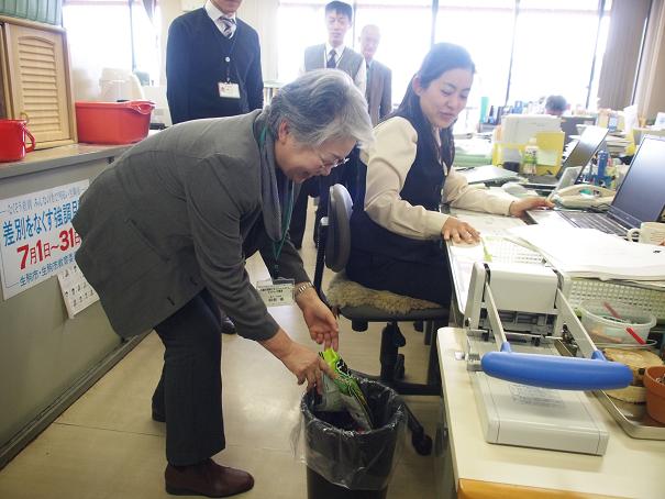 ごみ箱の中身を確認する様子