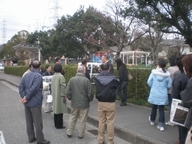 公園の計画案を現地で確認