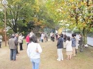 今の公園を見学している様子