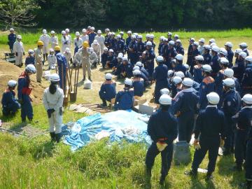 淀川左岸水防事務組合の指導者が講習をしている写真