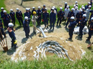 消防職団員が月の輪工を作成している写真