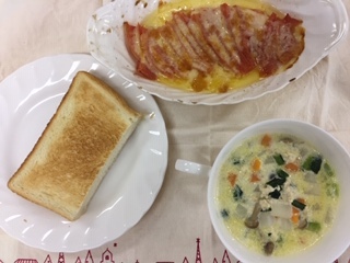 野菜たっぷり豆乳スープ＆トマトのとろーりチーズ焼きの写真