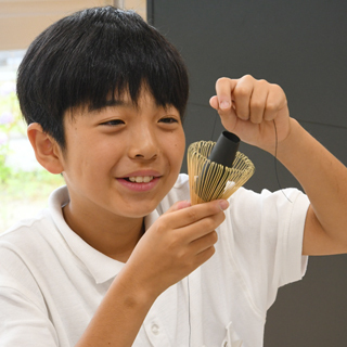 繊細な作業に悪戦苦闘する子どもの写真