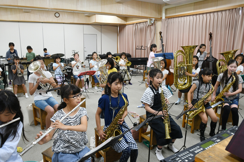 演奏する桜ケ丘小学校ハーモニックバンドの写真