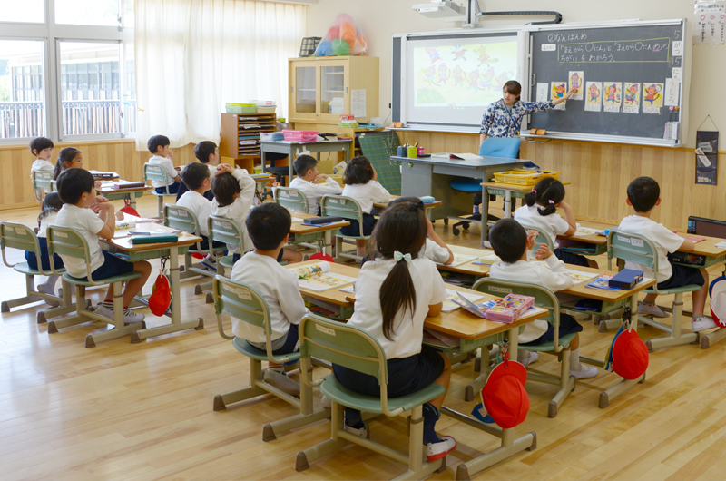 授業を受ける生駒北小学校の皆さんの写真