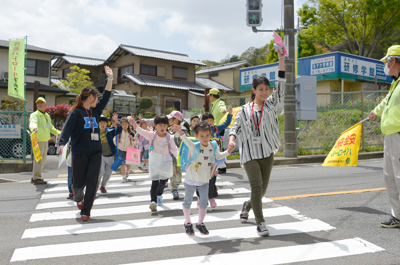 集団下校するあすか野小学校の皆さんの写真