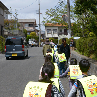 集団下校する子どもたちの写真