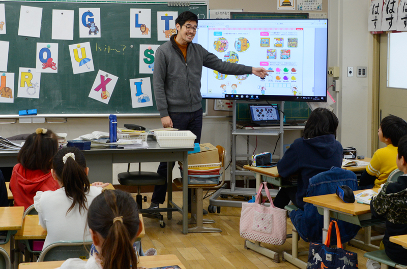 大型モニターで学習する子どもたちの写真