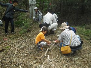 蔓を決断する親子の様子