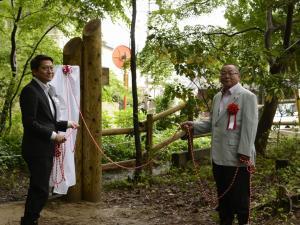 市長と市議会議長による除幕式