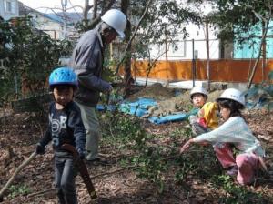 ボランティアの方の指導により不要な樹木の伐採をする子ども達