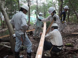 流しそうめん台を組み立てている様子