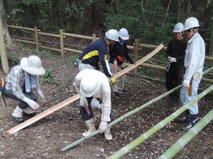 半分に割った竹の節を取っている様子