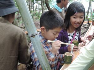 そうめんを食べる兄弟のような男女の様子