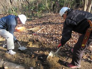 園路をスコップで整備している様子