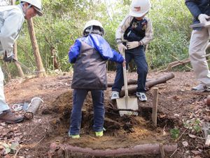 スコップで作業する子どもの様子