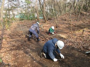 園路の整備をしている様子