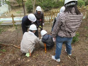 子ども達が木を切っている様子