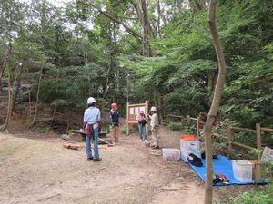 森の広場に集合している様子