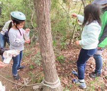 種まきをする子ども達の写真