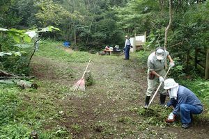 草刈りをしている写真