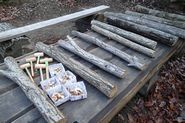シイタケの菌打ち材料の写真　ホダ木、小づち、種駒