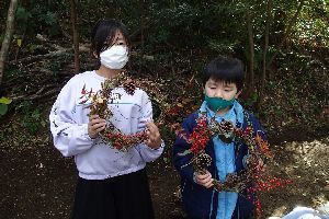 出来上がったリースを持っている男の子と女の子の写真