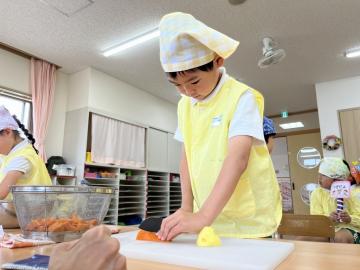 野菜を切っている