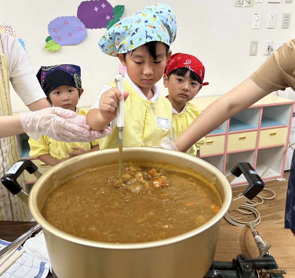 カレーをまぜている