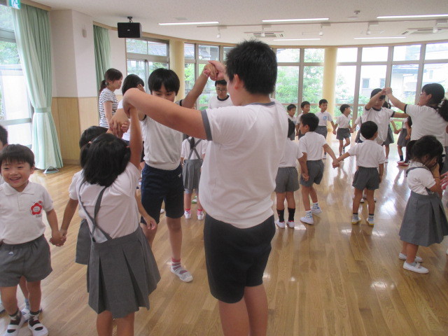 小学生と遊んでいるところ