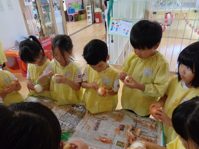 タマネギの皮むき」