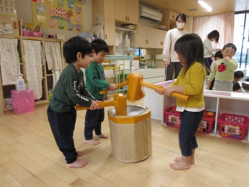 2歳餅つきごっこ