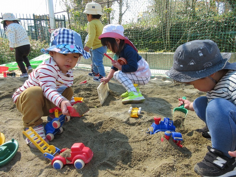 2歳児砂遊び