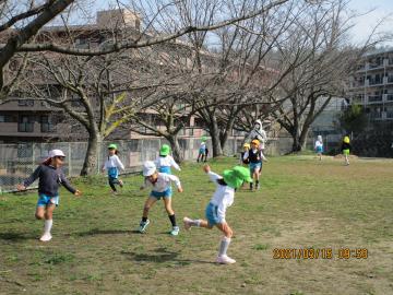 公園で遊ぶ写真