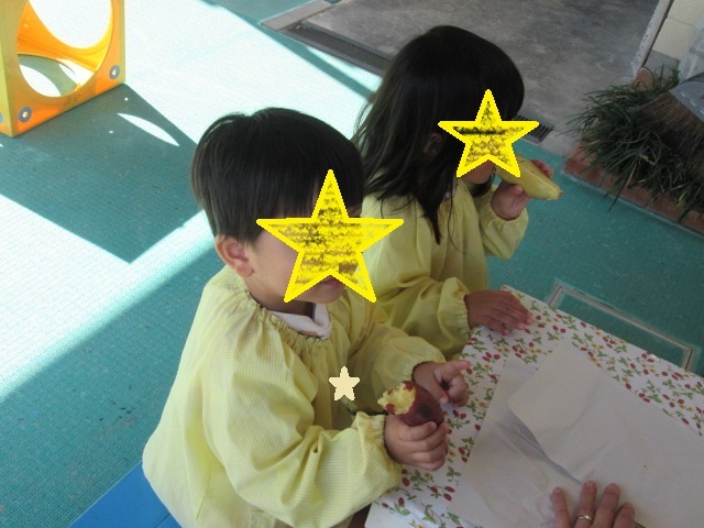 芋を食べる子どもたち