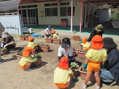 花をを植える園児