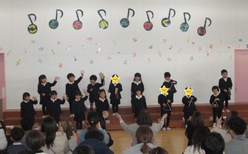 合奏する園児