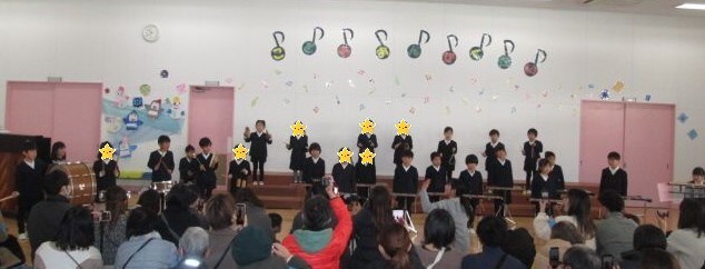 演奏する年長組