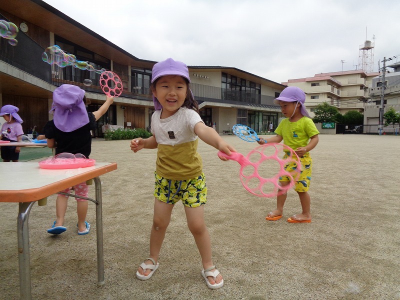 3歳児シャボン玉遊び