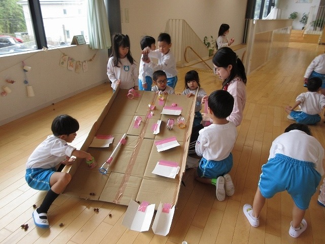 4歳児 どんぐり転がし