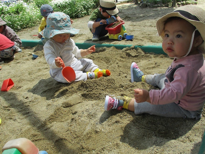 0歳児　砂遊び写真