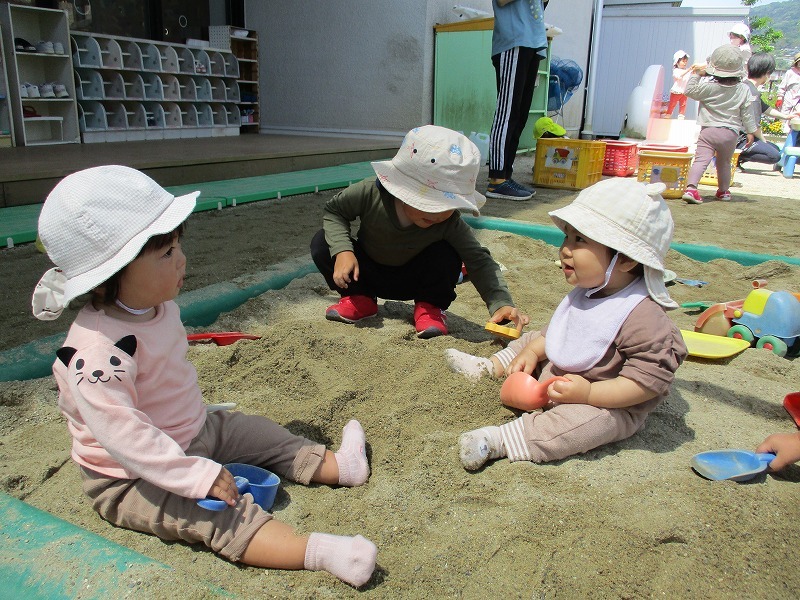 0歳児砂遊びの写真
