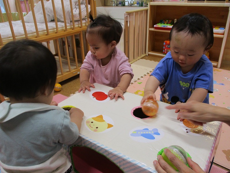 0歳児室内遊びの写真