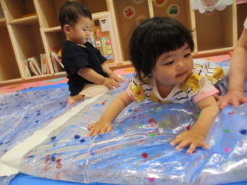 0歳児感触遊びの写真