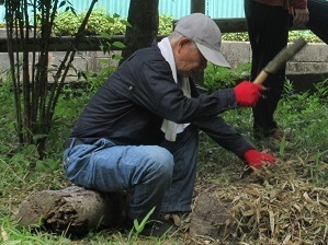 ナタを使っている男性