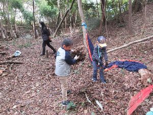 落ち葉を集める男の子2人