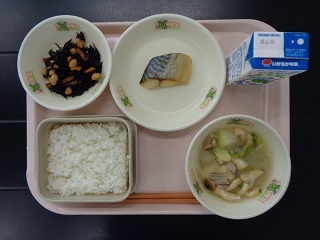 6月22日の学校給食（小学校B献立）の写真